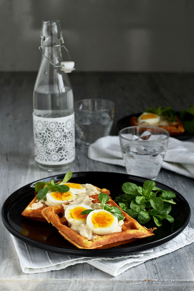 Waffle salati con tonno e uova
