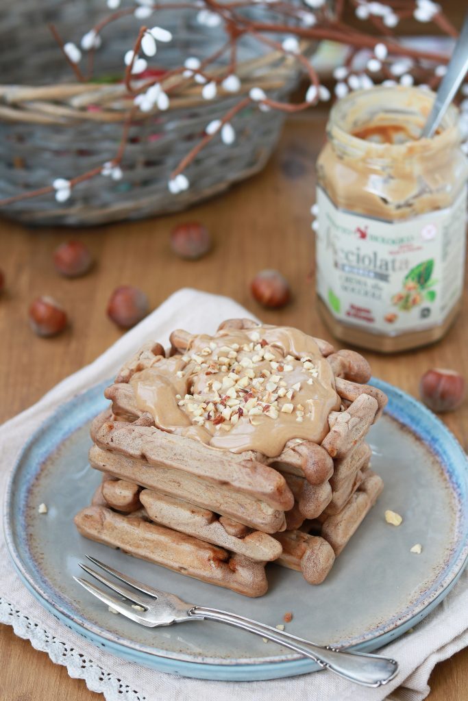 Waffle senza burro con crema di nocciole bianca
