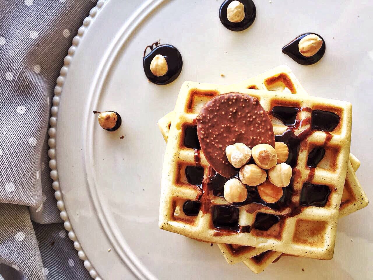 Waffles con nocciole e cioccolato