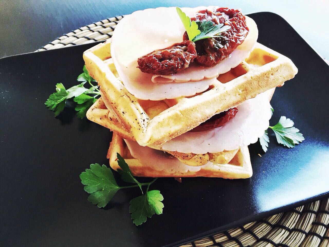 Waffles salati con fesa di tacchino e pomodori secchi