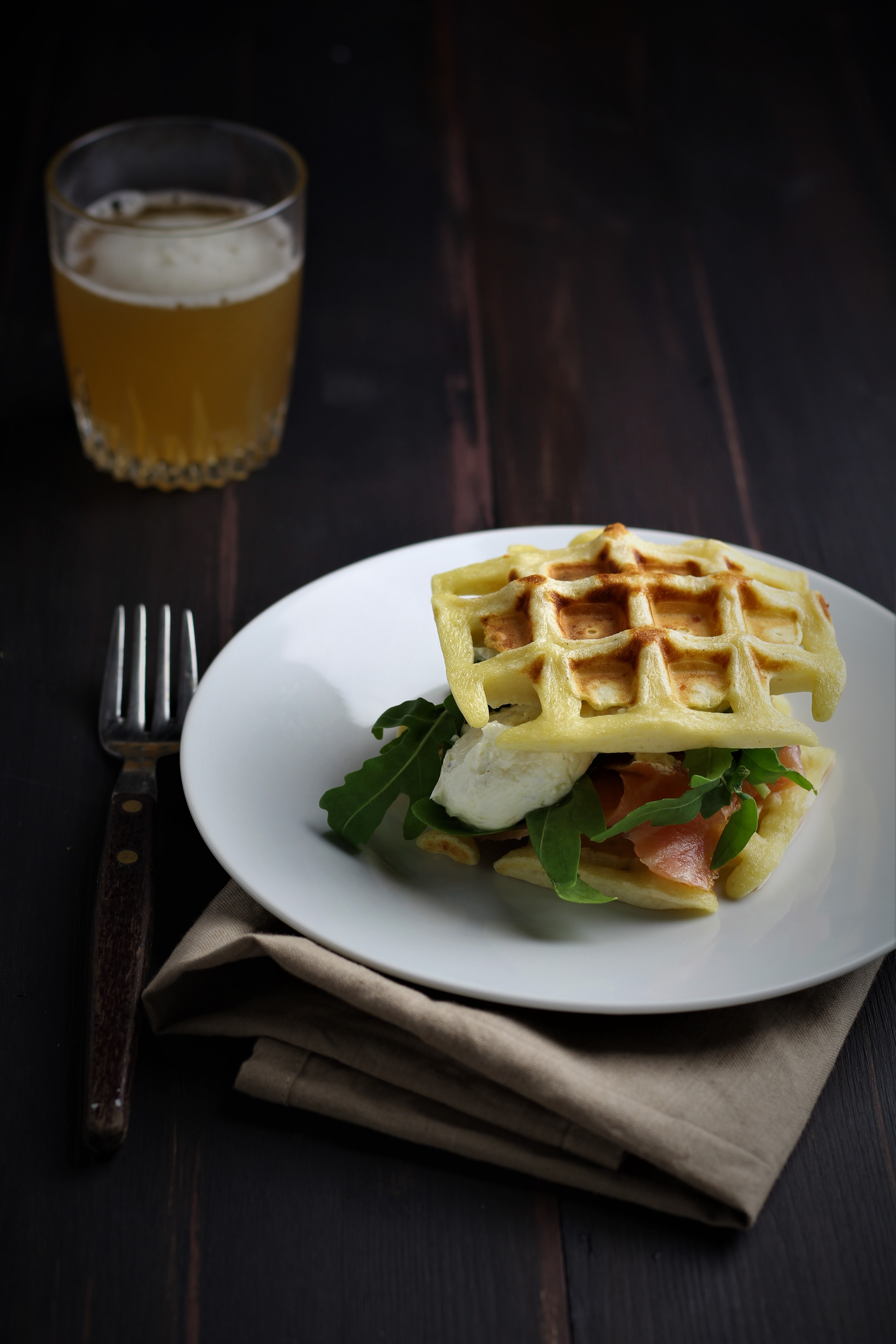 Waffles salati con salmone, caprino e rucola