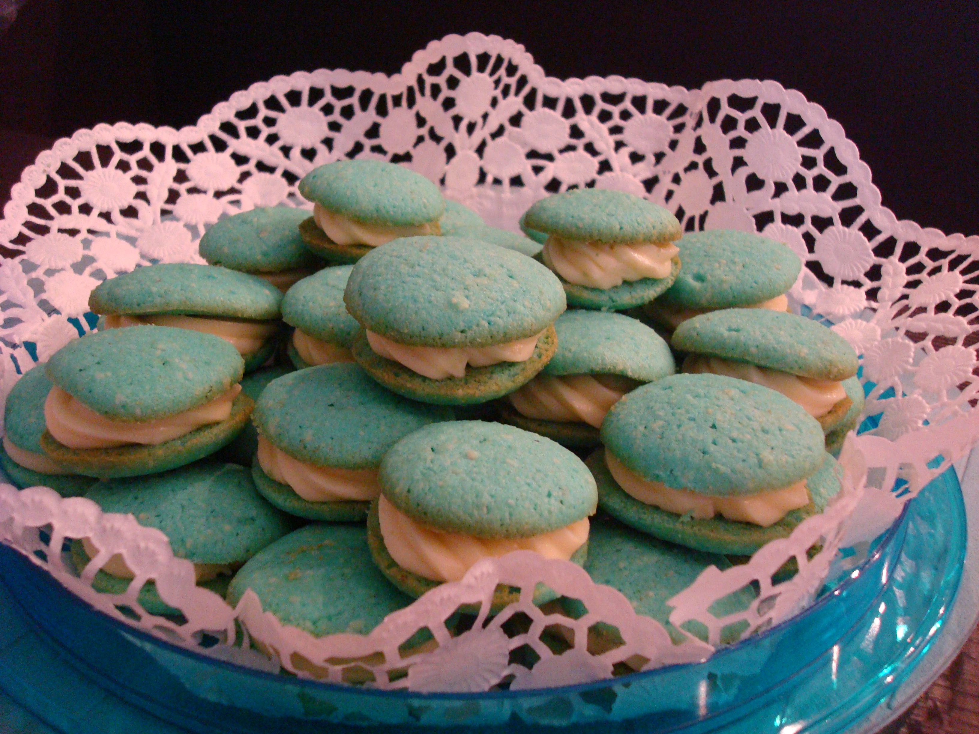 Whoopie azzurri alle mandorle ripieni di crema al cioccolato bianco
