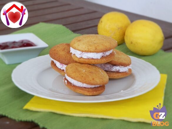 Whoopies al limone con crema alle fragole