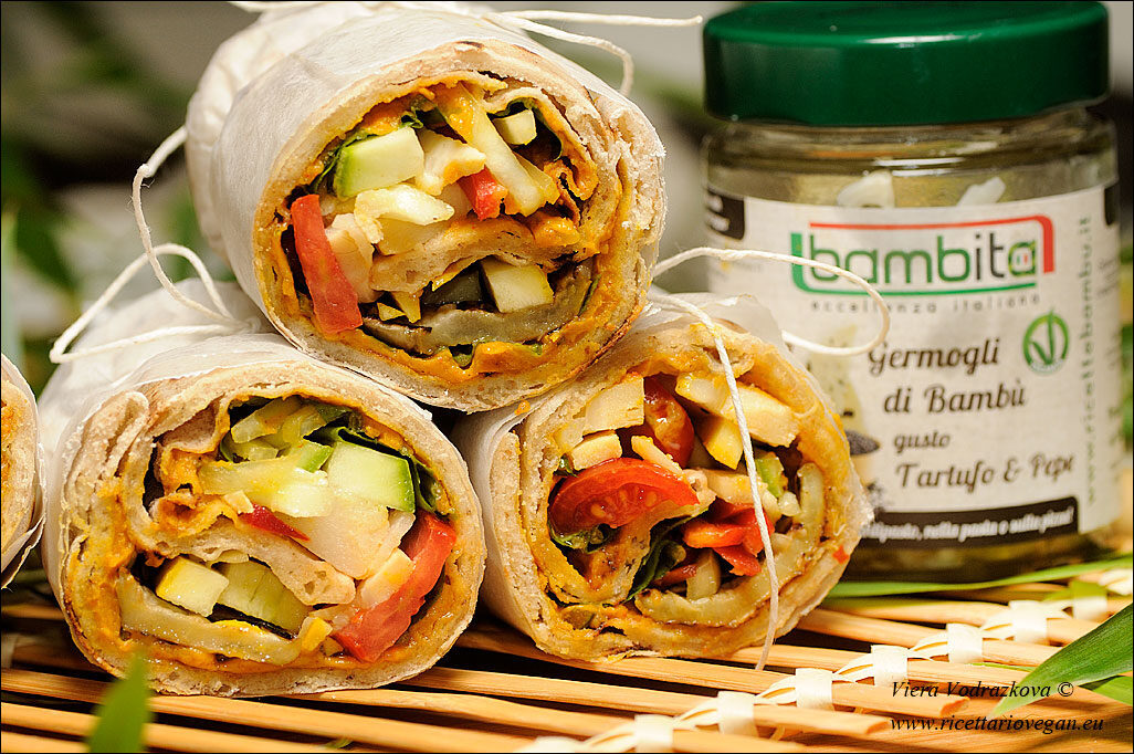 Wrap con germogli di bambù, hummus e verdure dell’orto