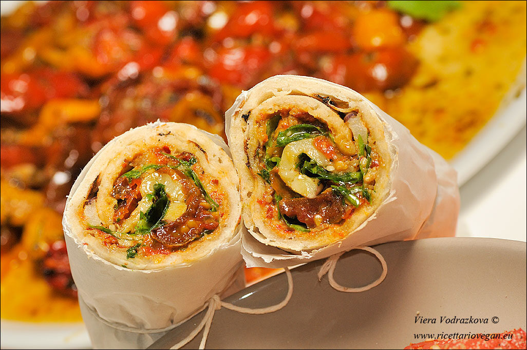 Wrap con pomodorini caramellati e pesto di jalapeno