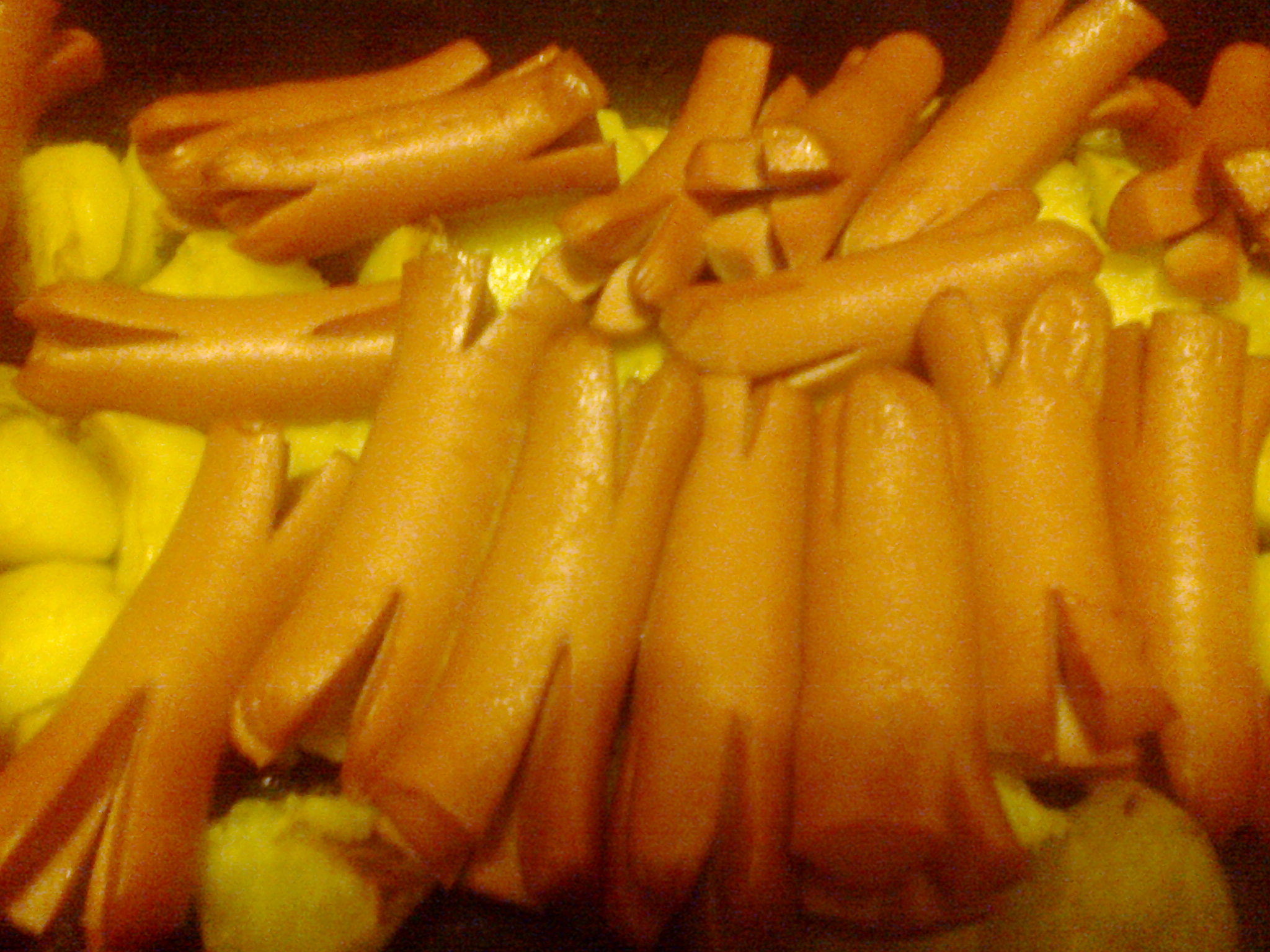 Würstel e patate al forno