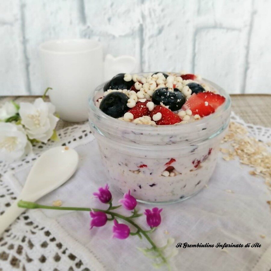 Yogurt ai mirtilli con avena e miglio soffiato