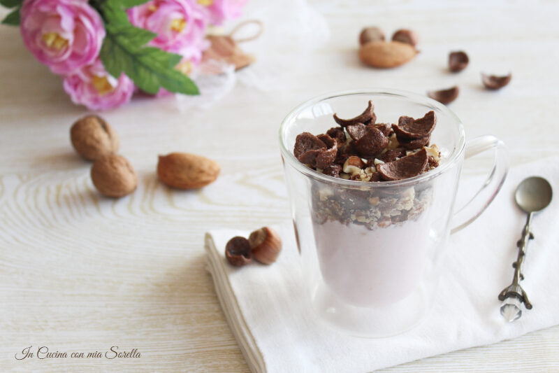 Yogurt con crumble di cereali e frutta secca