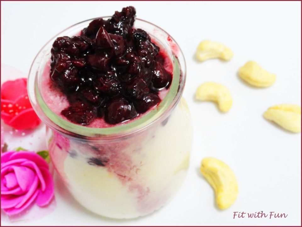 Yogurt di anacardi fatto in casa con frutti rossi sciroppati