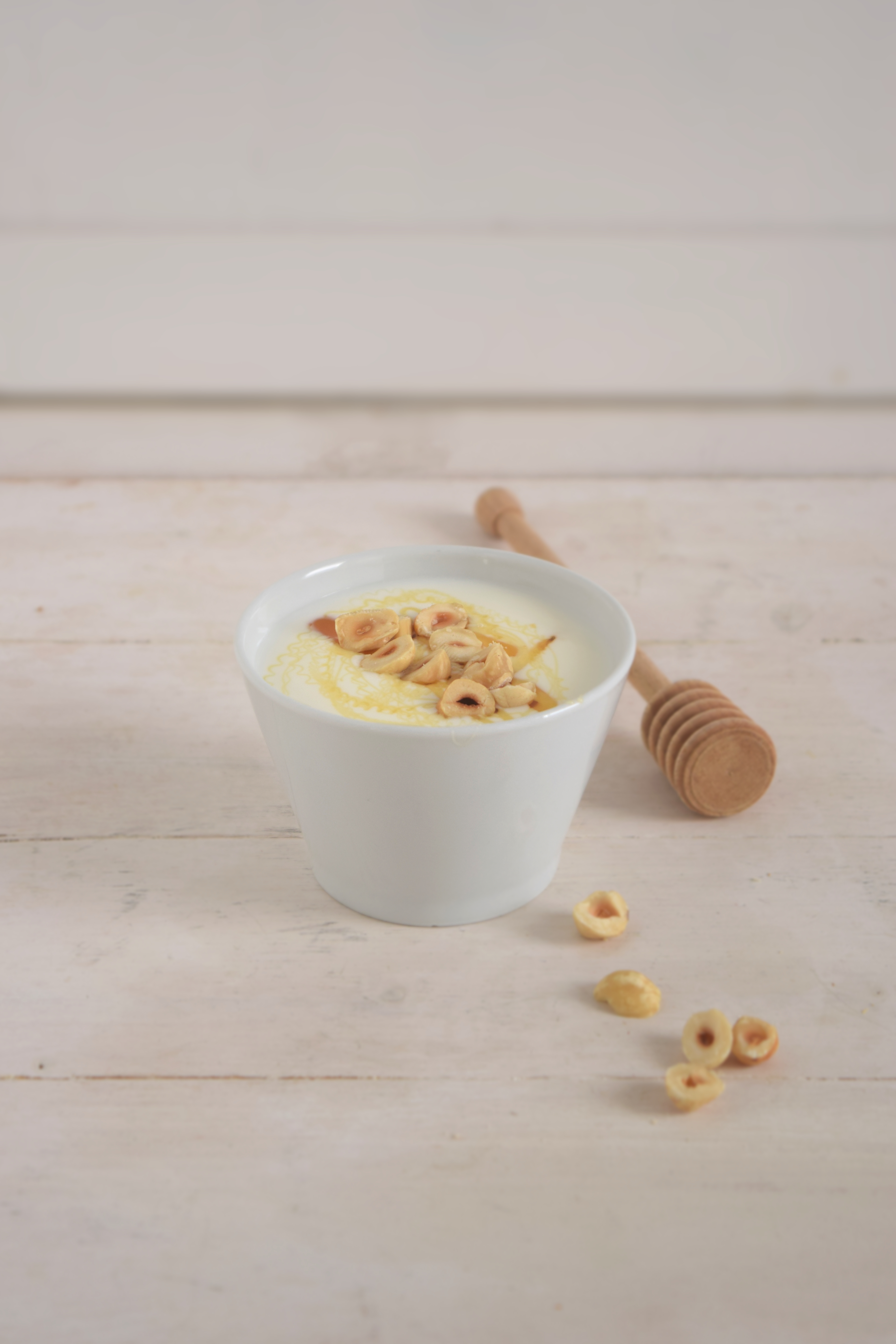 Yogurt di soia, miele di castagno e nocciole tostate