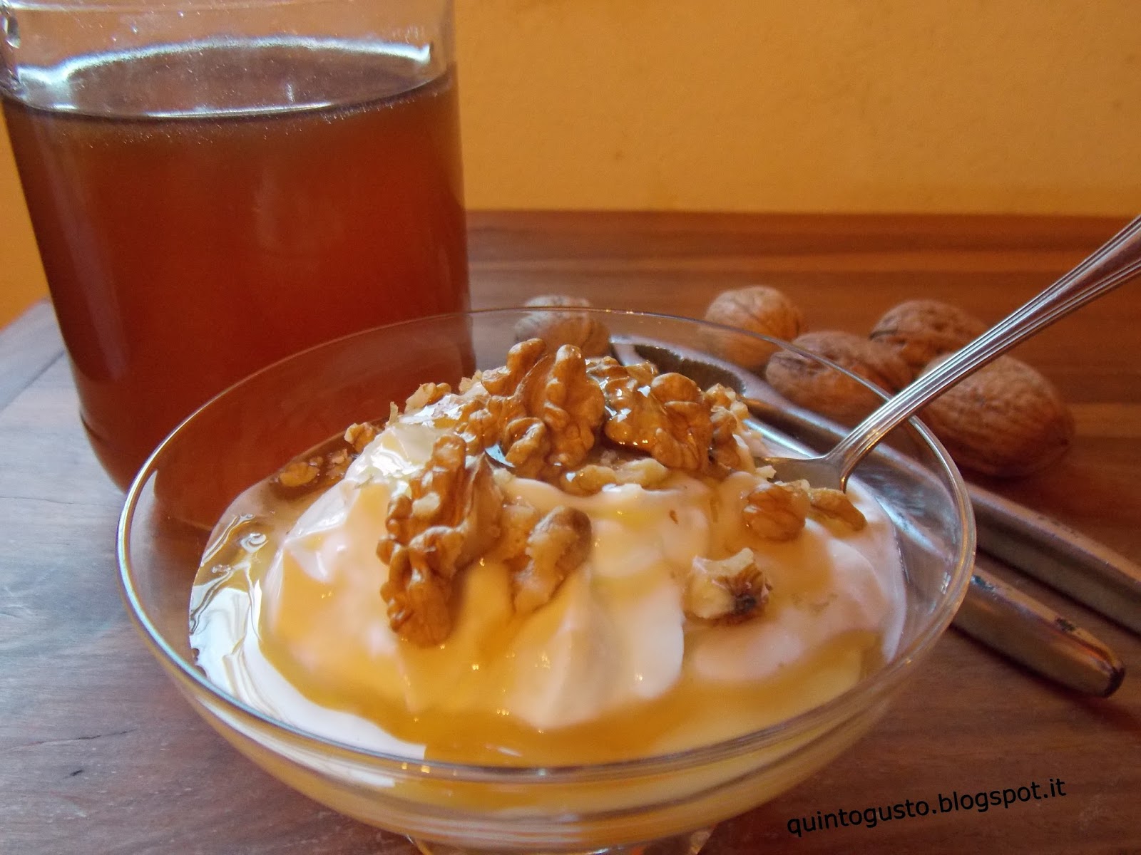 Yogurt greco con miele e noci