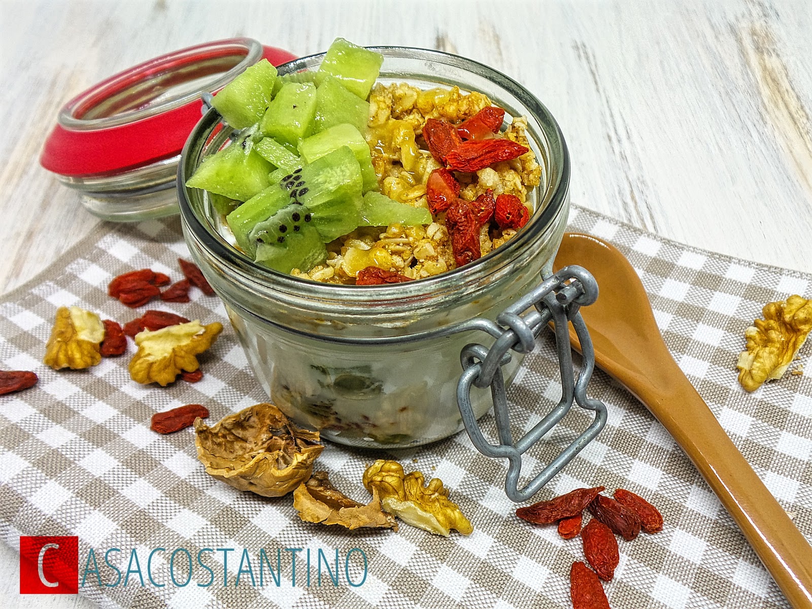 Yogurt kiwi muesli e goji