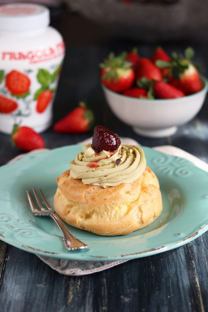 Zeppole al forno con crema di pistacchio, panna e fragole sciroppate restiamoacasacucinando