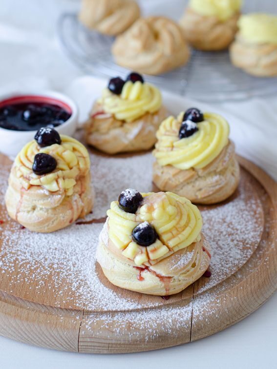 Zeppole al forno con crema pasticcera e amarene