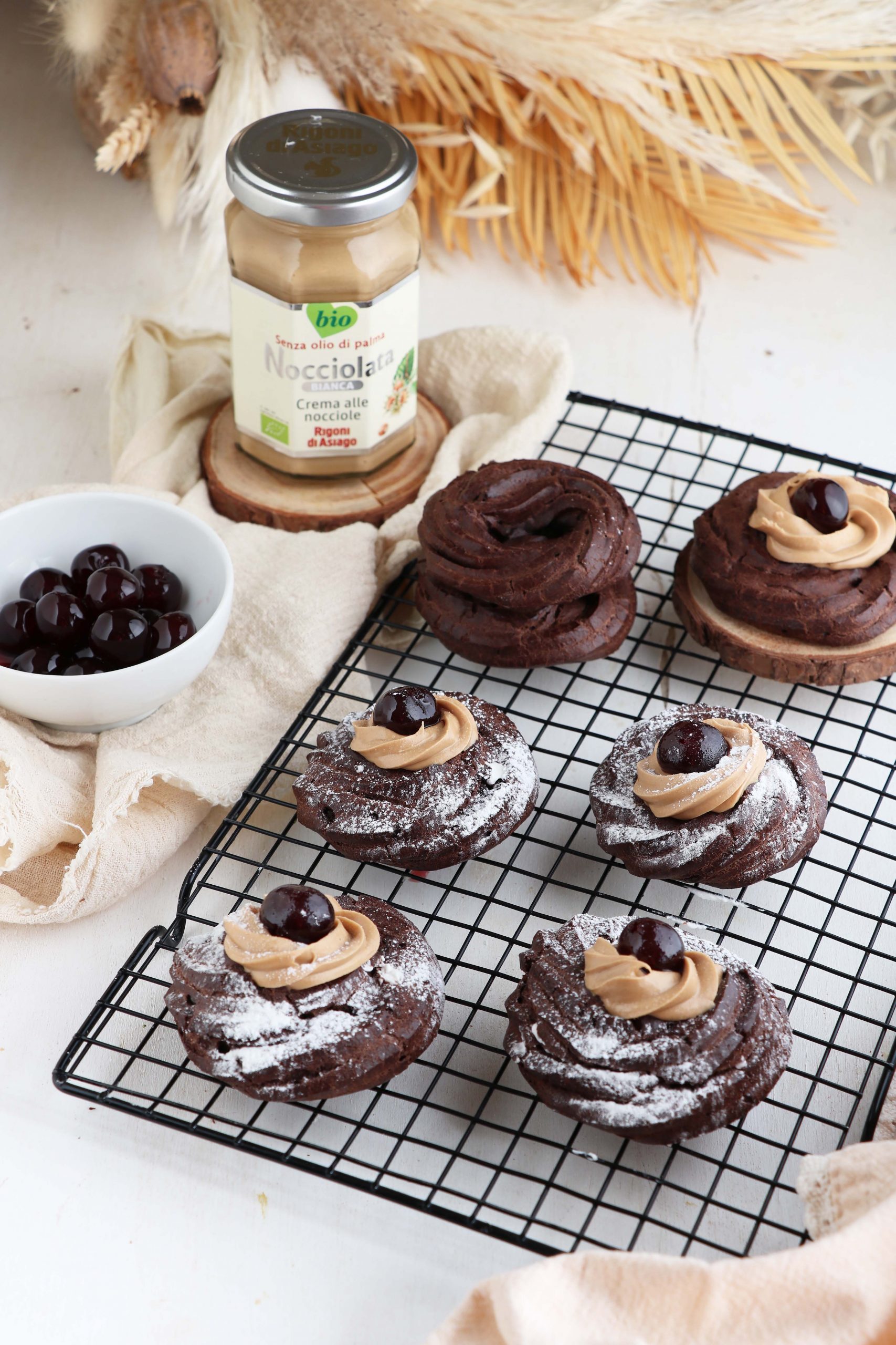 Zeppole di san giuseppe al cacao, panna e crema di nocciole
