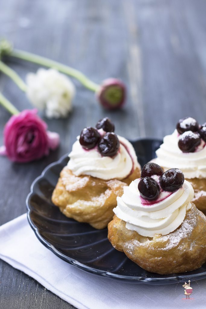 Zeppole fritte di san giuseppe con crema chantilly