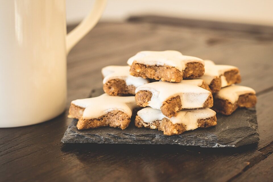 Zimtsterne o stelle alla cannella, ricetta biscotti natalizi