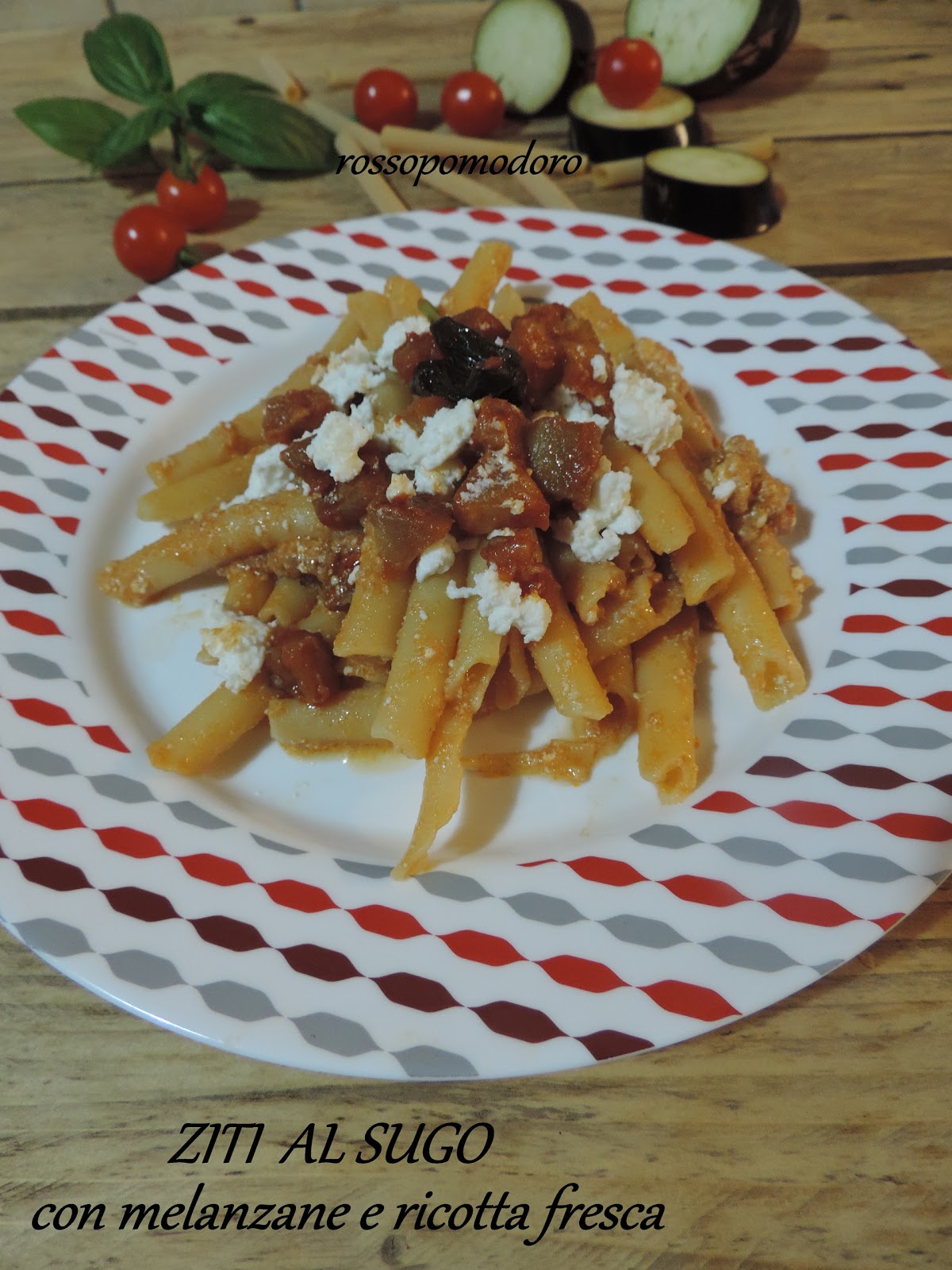 Ziti al sugo con melanzane e ricotta fresca