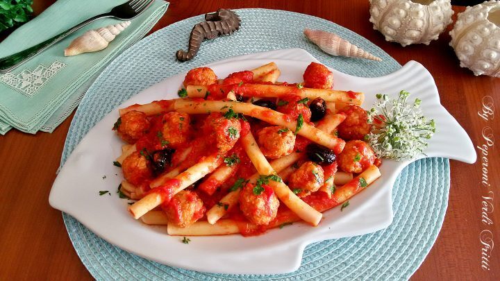 Ziti spezzati con polpettine di pesce e olive nere