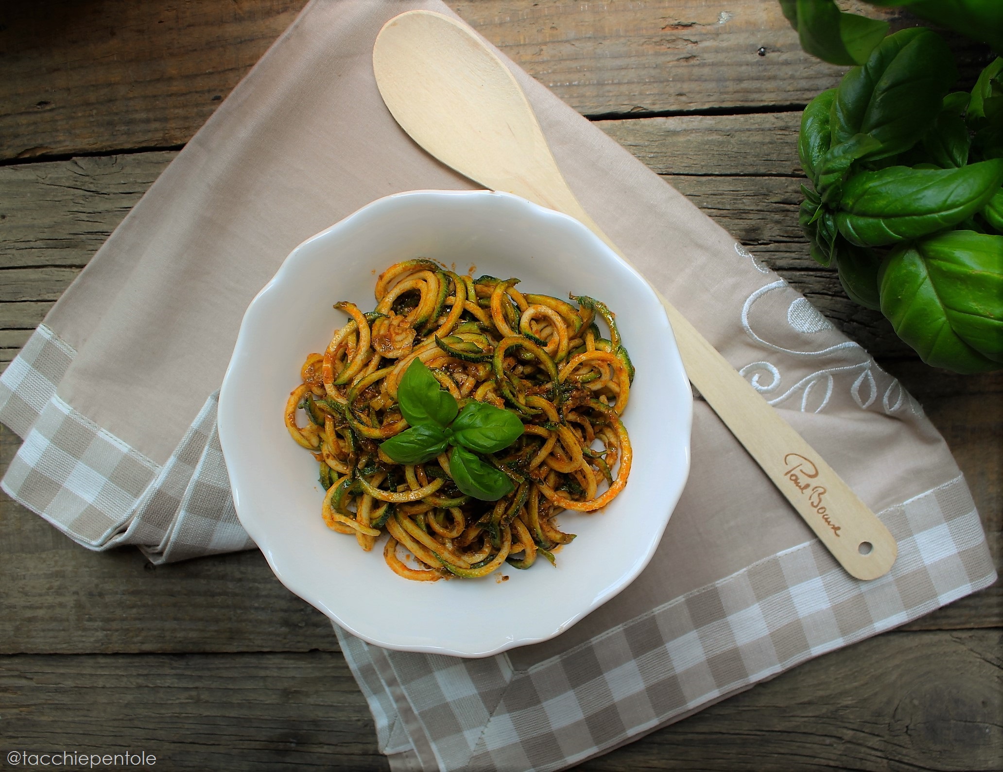 Zoodles con pesto ai pomodori secchi