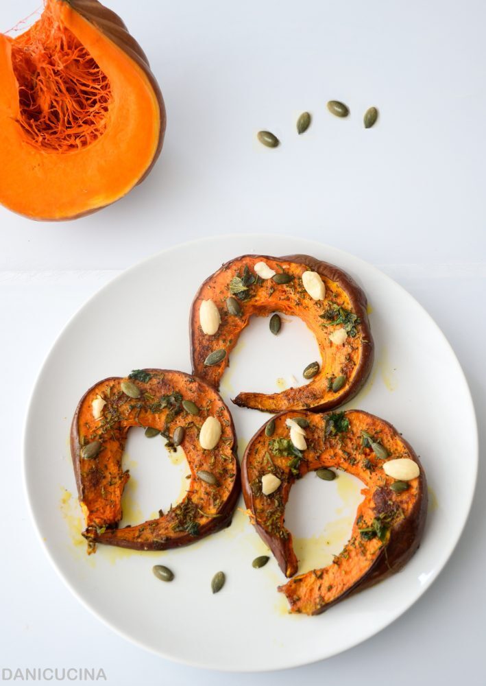 Zucca al forno con curcuma, erbe aromatiche e mandorle