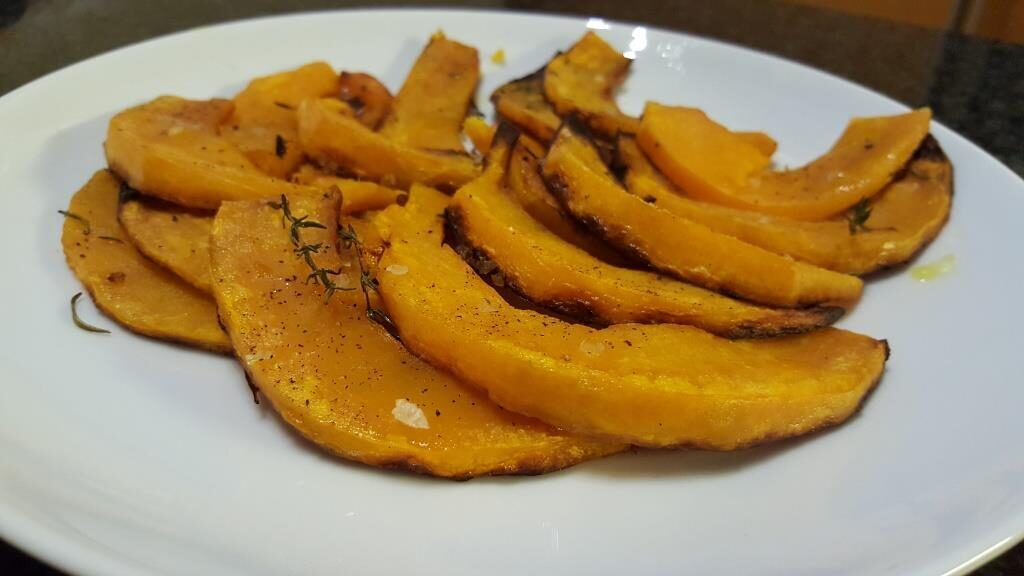 Zucca al forno marinata con olio, timo, rosmarino e sale grosso