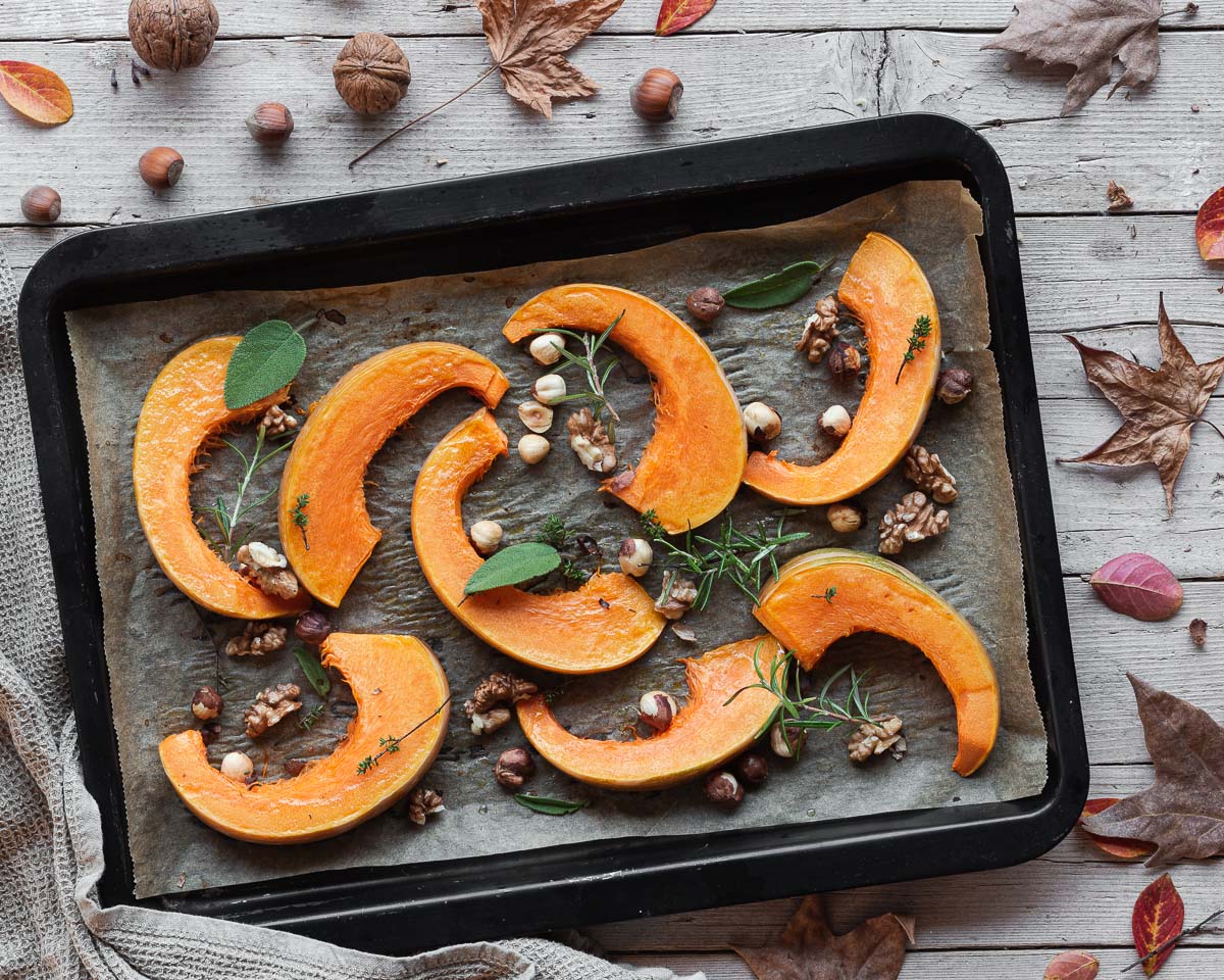 Zucca arrostita con frutta secca e salsa allo yogurt con erbette e spezie