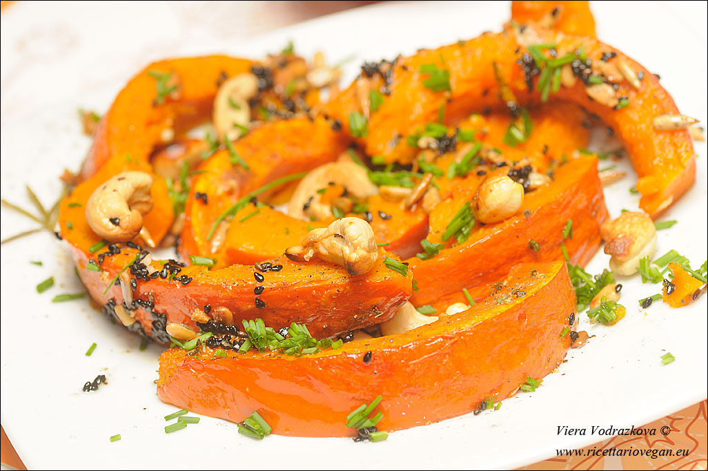 Zucca hokkaido alle erbe aromatiche in forno