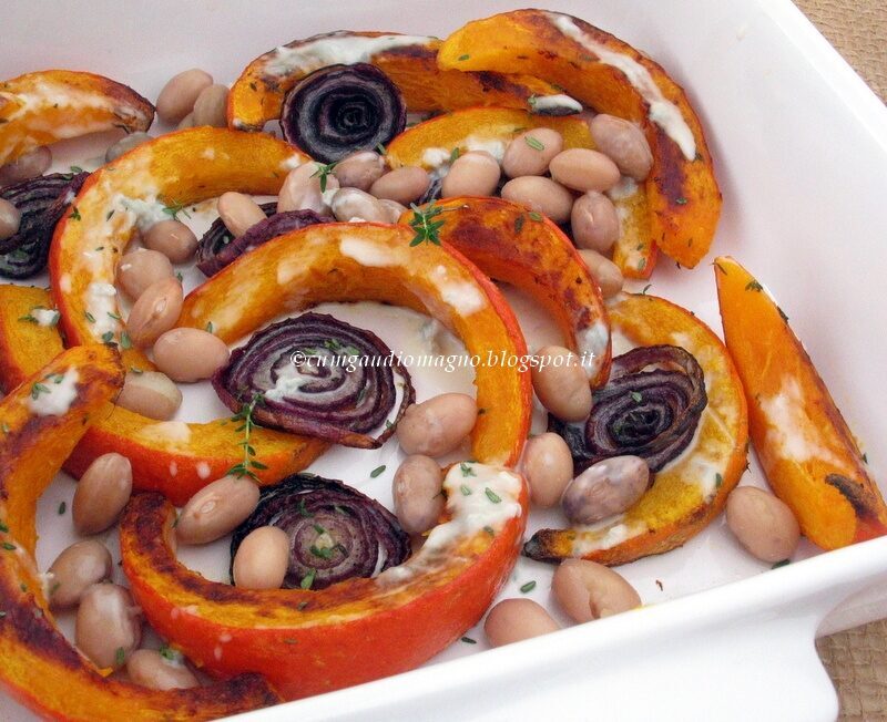 Zucca Hokkaido arrosto al timo con cipolla rossa, fagioli e salsa al gorgonzola, per L'Alveare che dice Sì!