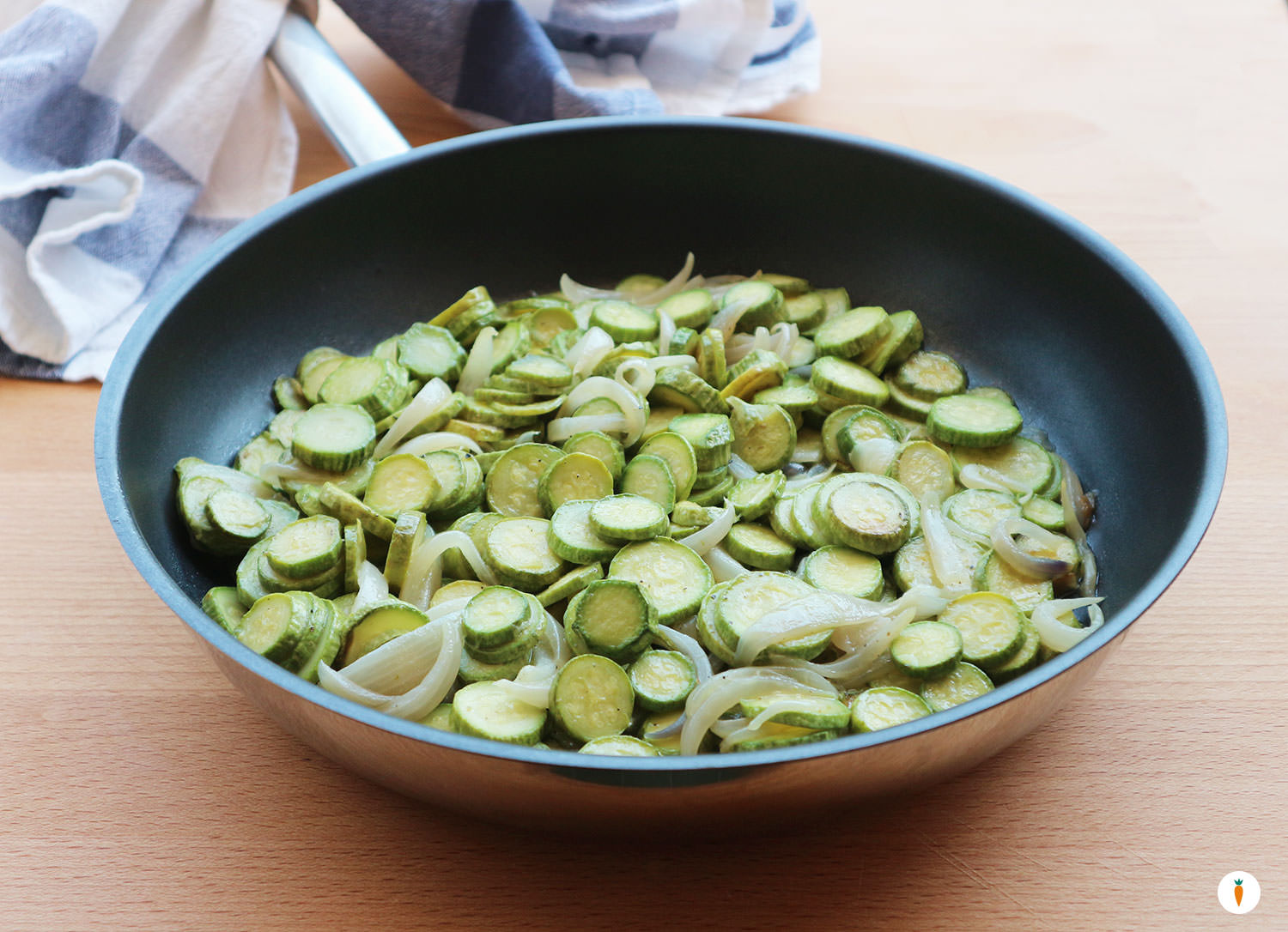 Zucchine baby con cipolla saltate in padella