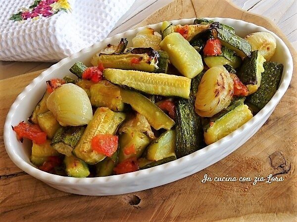 Zucchine con cipolle e pomodori al forno