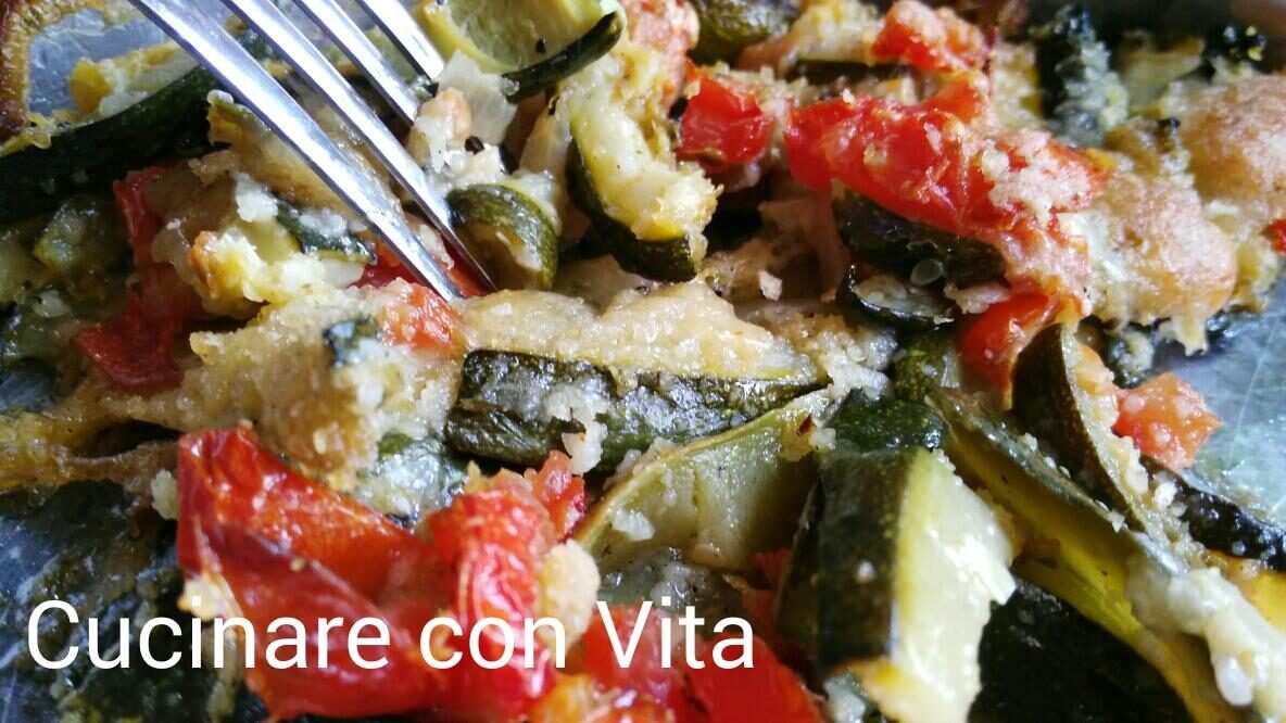 Zucchine con pomodori e mozzarella al gratin