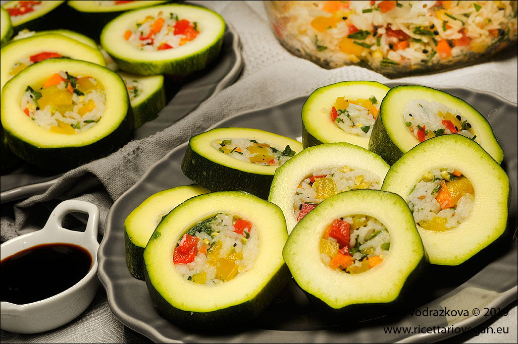 Zucchine crude ripiene con il riso e verdure