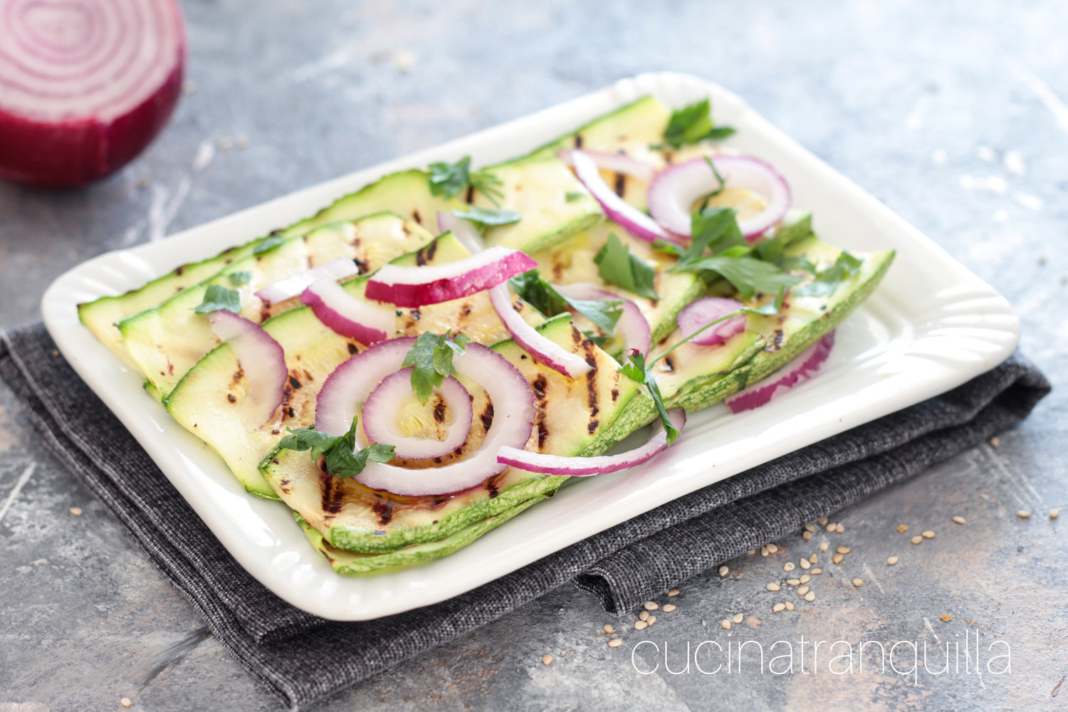 Zucchine grigliate con cipolla rossa