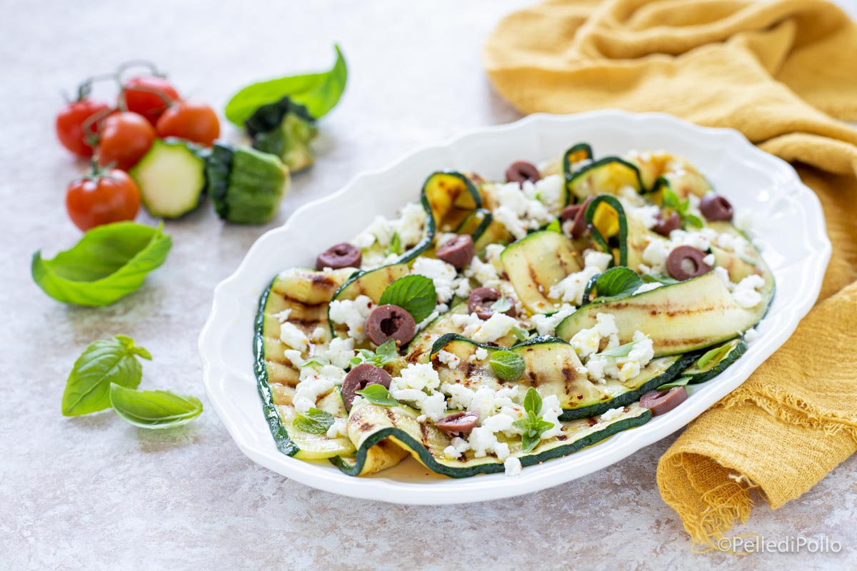 Zucchine grigliate con feta, olive e menta