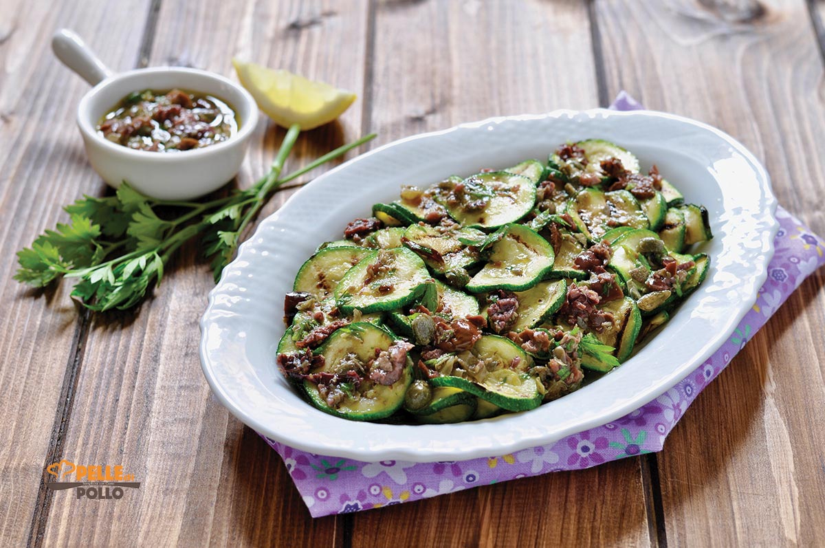 Zucchine grigliate gustose con olive, capperi e alici