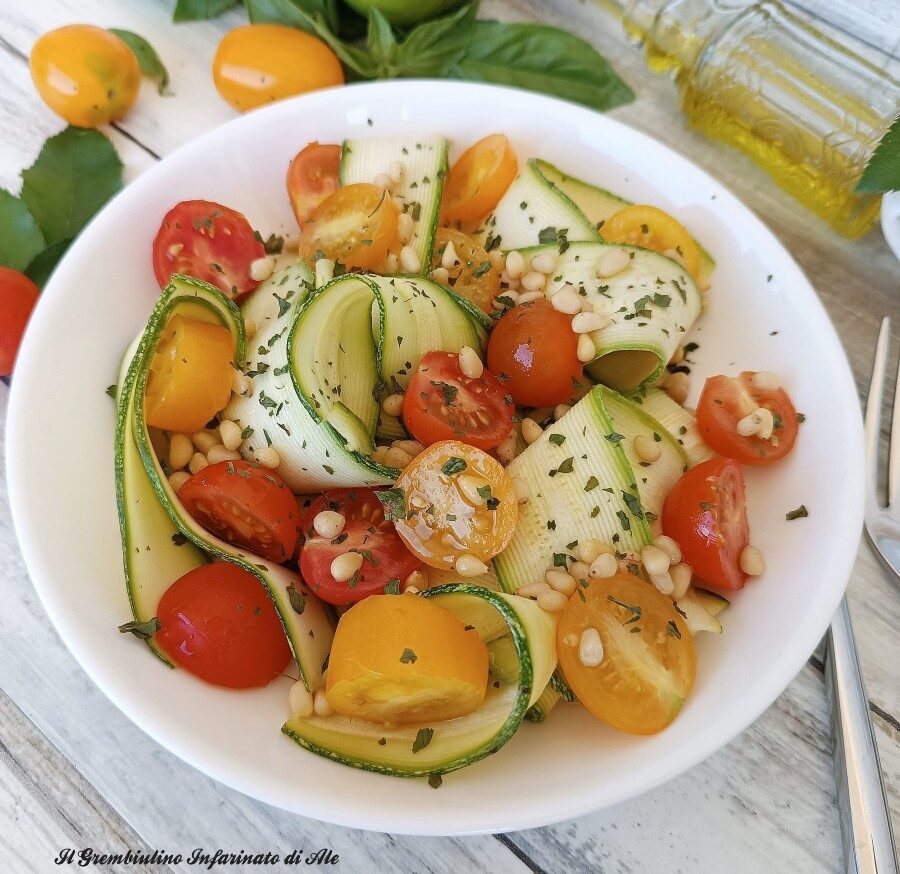 Zucchine marinate al lime con datterini e pinoli