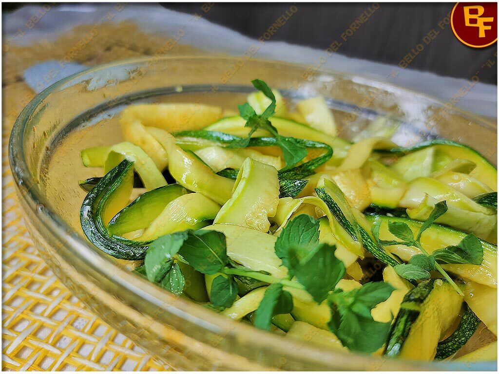 Zucchine marinate crude