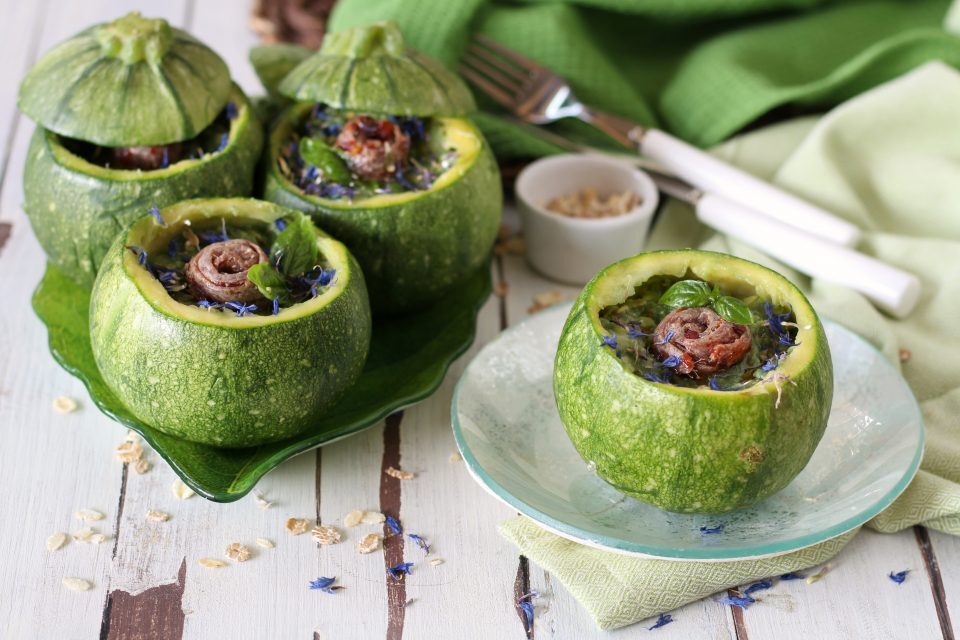 Zucchine ripiene con acciughe e fiocchi di cereali
