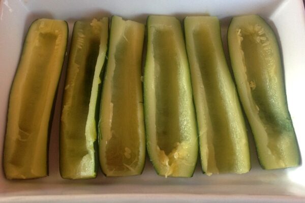 Zucchine ripiene con salciccia e mozzarella