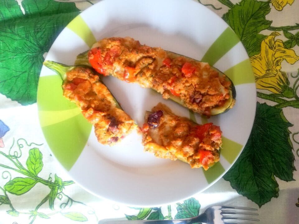 Zucchine ripiene con tonno, olive e pomodoro