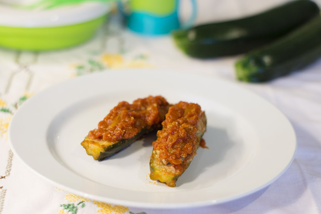 Zucchine ripiene cotte in padella con pomodoro