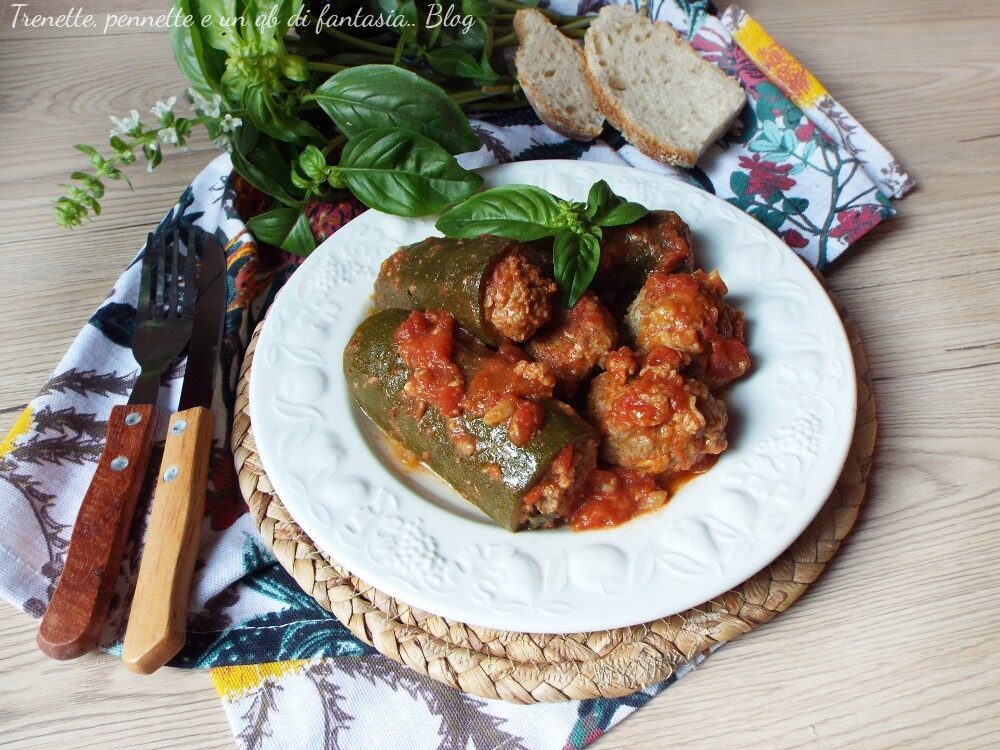 Zucchine ripiene di carne e polpette al sugo