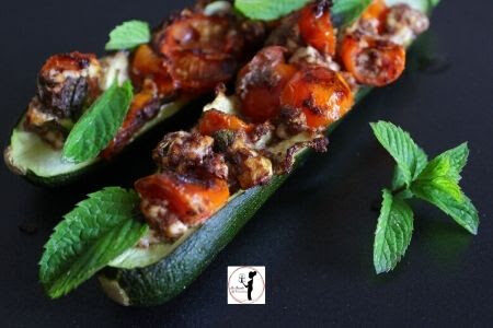Zucchine ripiene di feta, pomodorini, paté di olive al profumo di menta in friggitrice ad aria