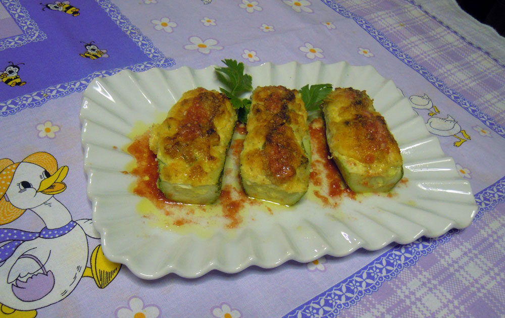 Zucchine ripiene  di ricotta, salmone, polpa di granchio
