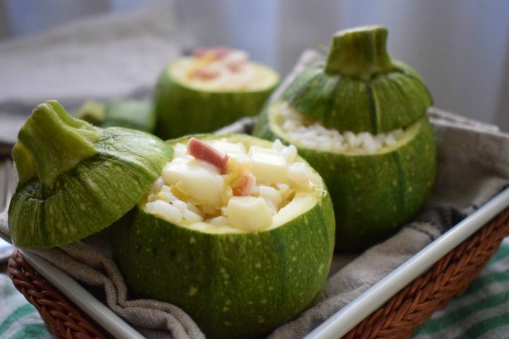 Zucchine ripiene di riso, speck croccante e formaggio light