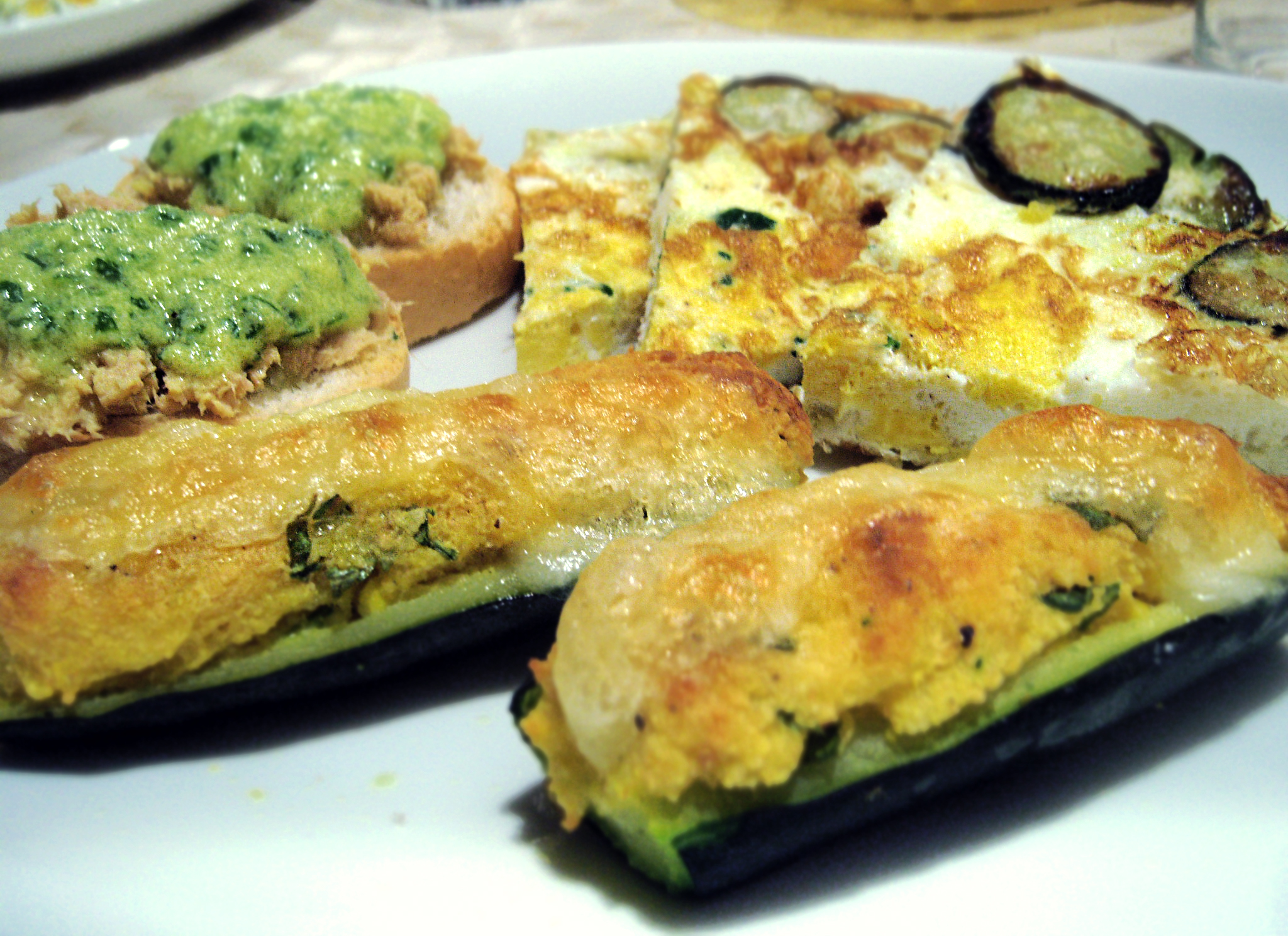 Zucchine ripiene, frittata di albumi e crostini al tonno