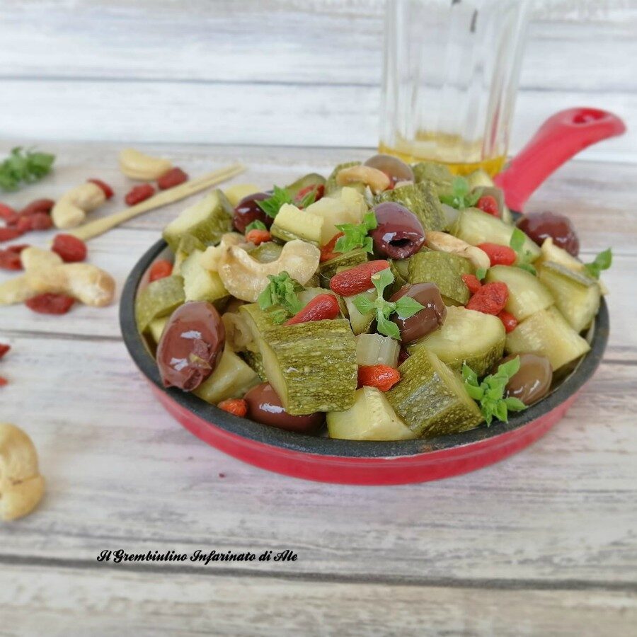 Zucchine saltate alle bacche di goji e anacardi
