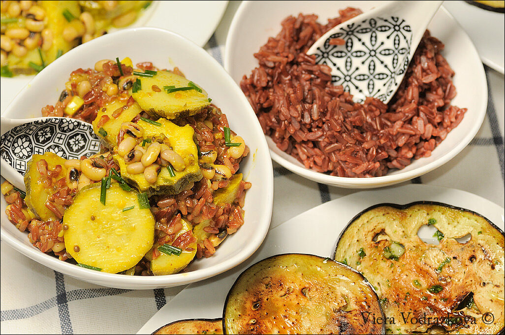 Zucchine saporite, fagioli dall’occhio e riso rosso thai