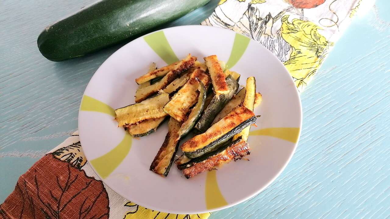Zucchine stick al forno, croccanti ma leggere